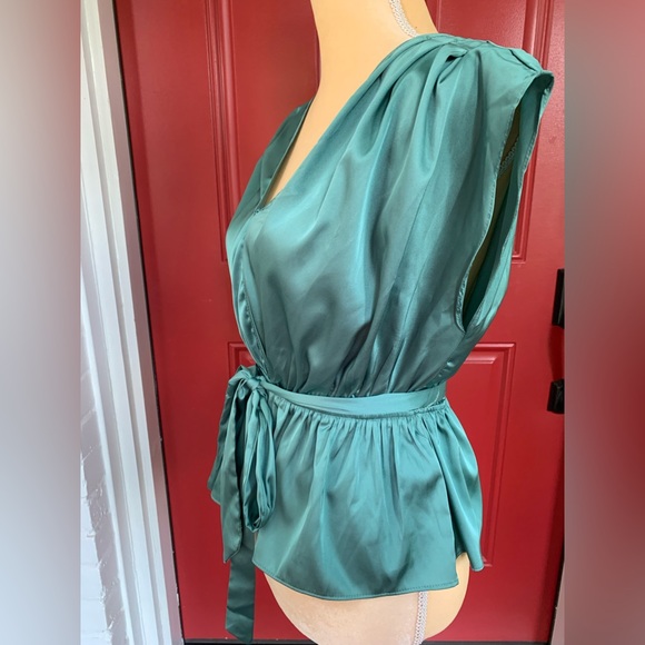 New York and Company Cap Sleeve Tie-Waist blouse - Picture 4 of 5